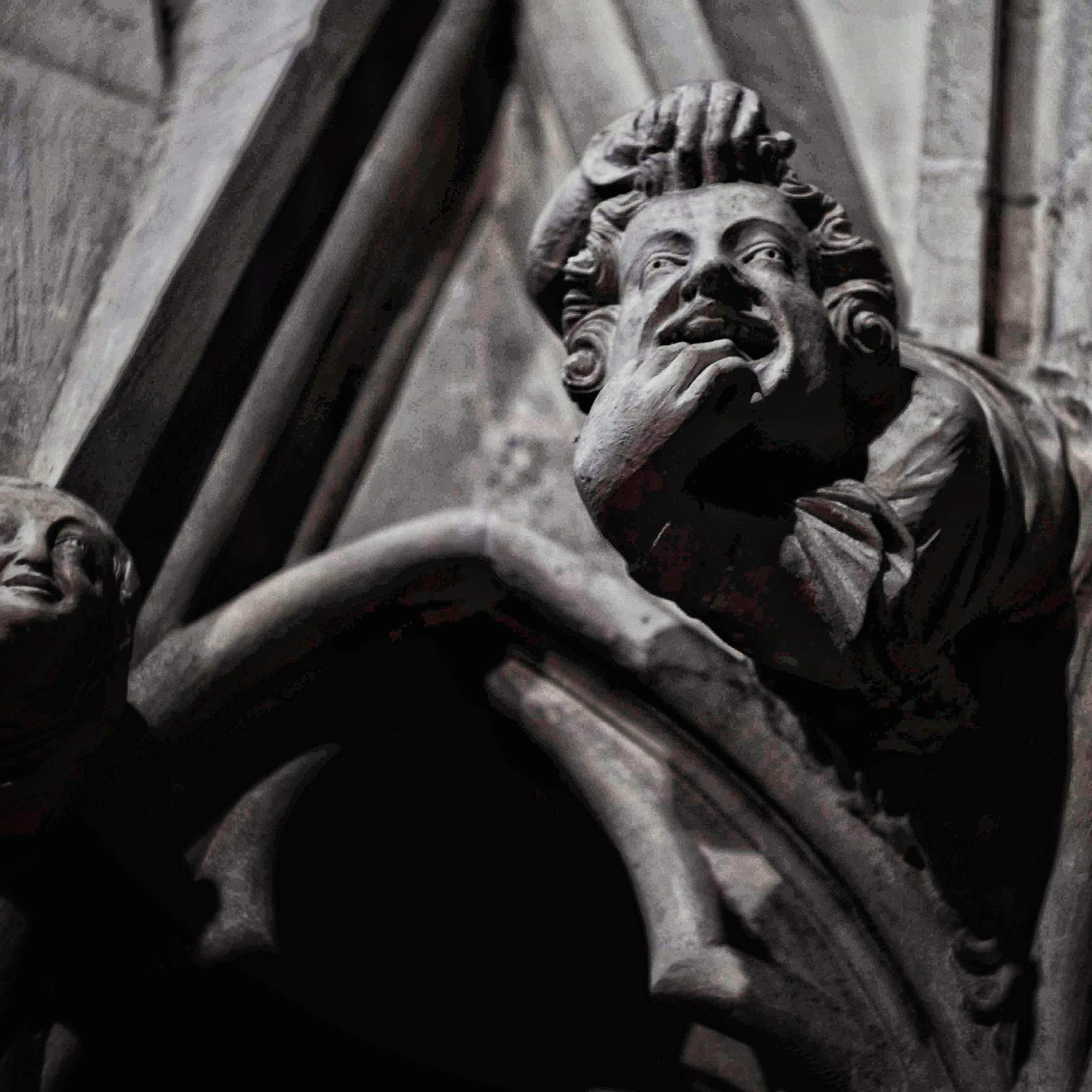 statue